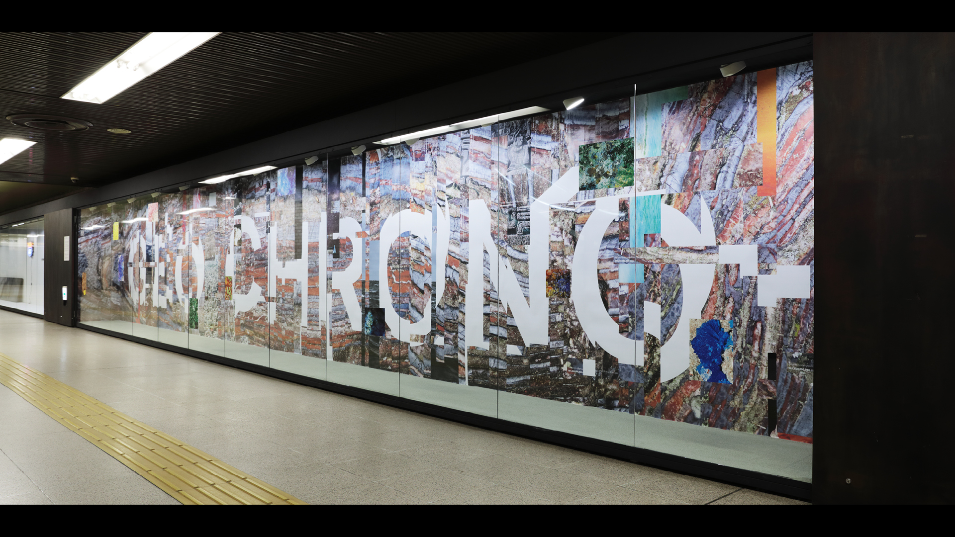 札幌大通地下美術ギャラリー500mのタイポグラフィー展示